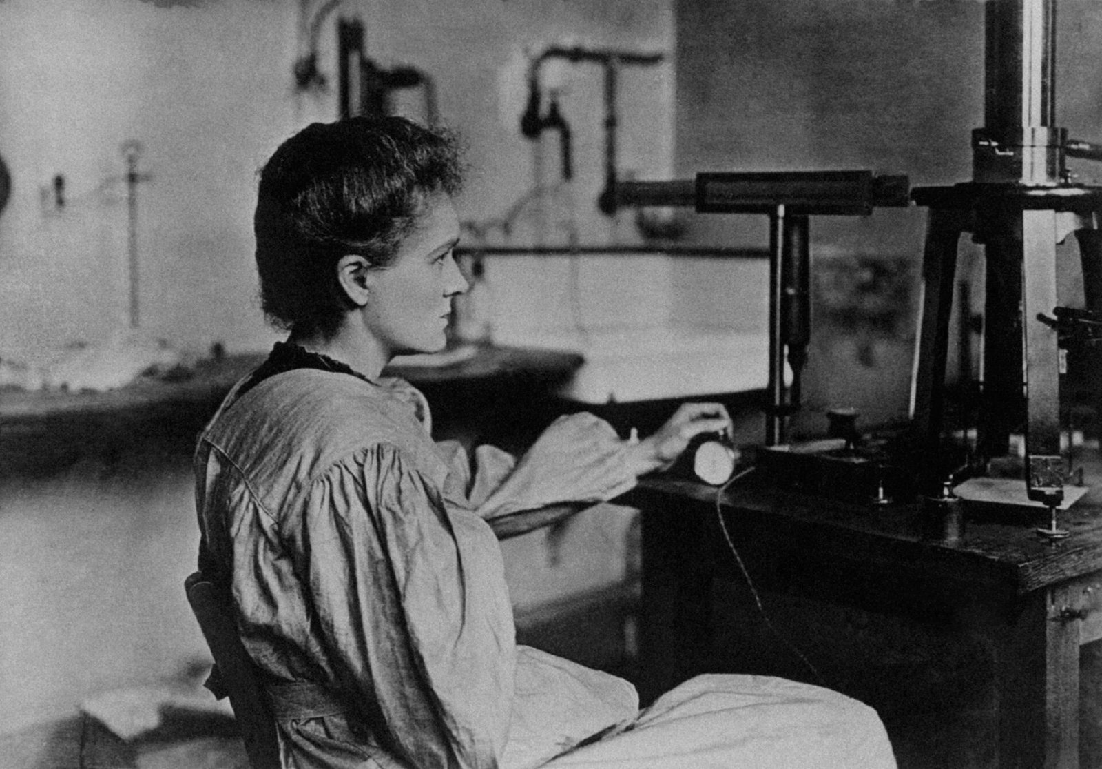 Marie Curie trabajando en su laboratorio