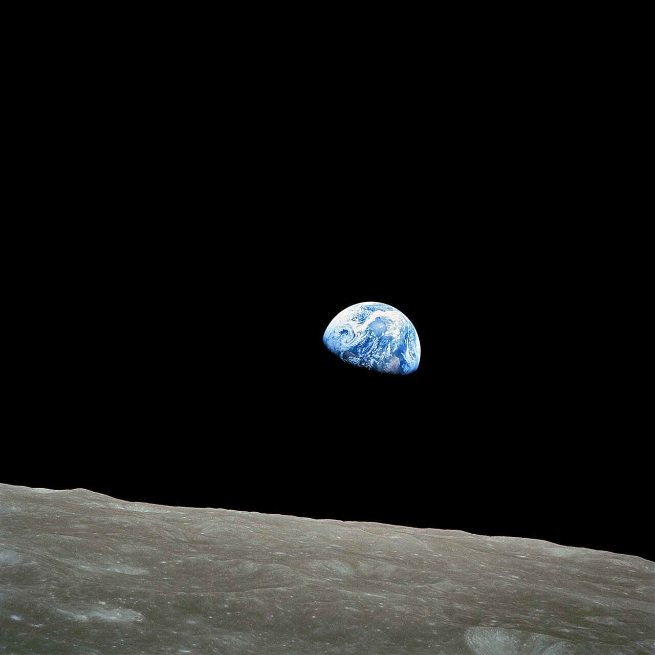 La Tierra elevándose sobre el horizonte lunar durante Apollo 8