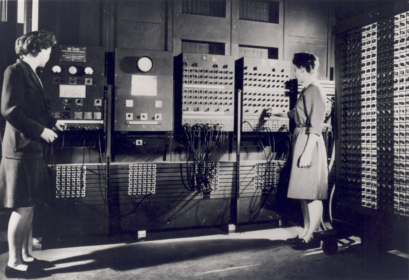 Betty Jennings y Frances Bilas operando el ENIAC