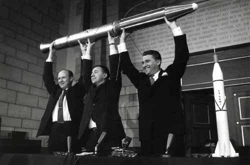 James Van Allen junto al satélite Explorer 1